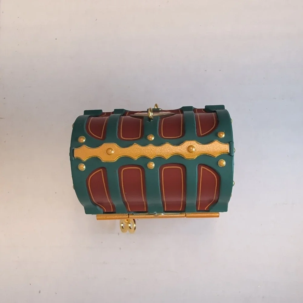 Hallmark Keepsake 2002 Merry Music Makers Wind Up Musical Toy Chest Ornament